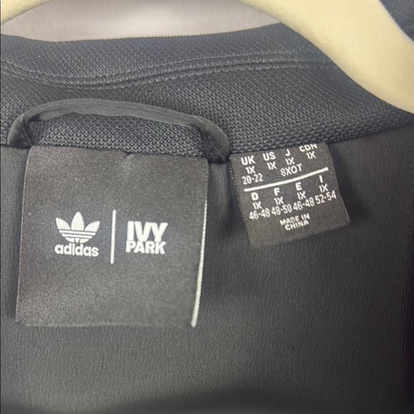 Adidas x Ivy Park Black and Gold Crop Suit Jacket Blazer Size 1X - Picture 4 of 15